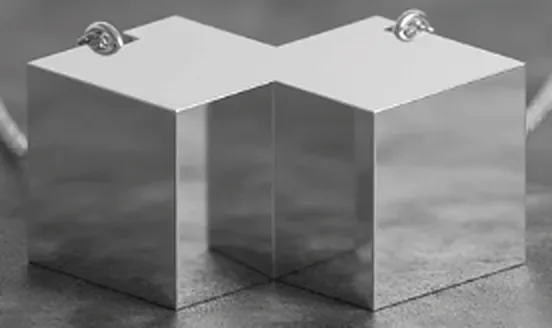 Dije de cubos, acabado espejo