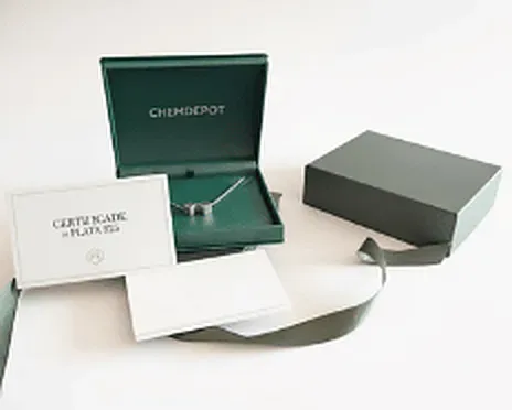 Estuche, certificado y tarjeta con la marca del cliente