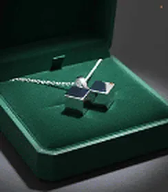 Dije en estuche verde