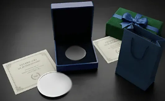Estuche, certificado y bolsa listos para entregar