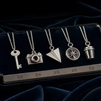 Colección de dijes de plata numerados