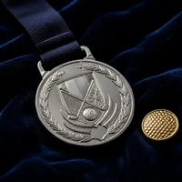 Medalla de plata para torneo de golf con ball marker dorado