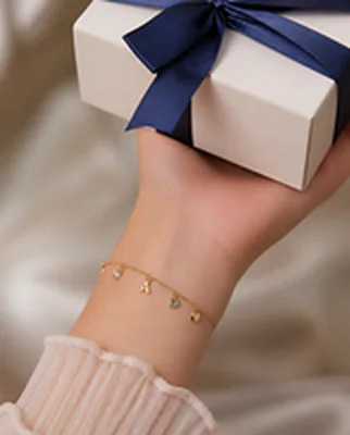 Pulsera con charms de marca